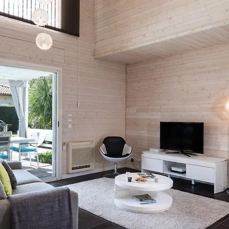 Sleeps 6 *
